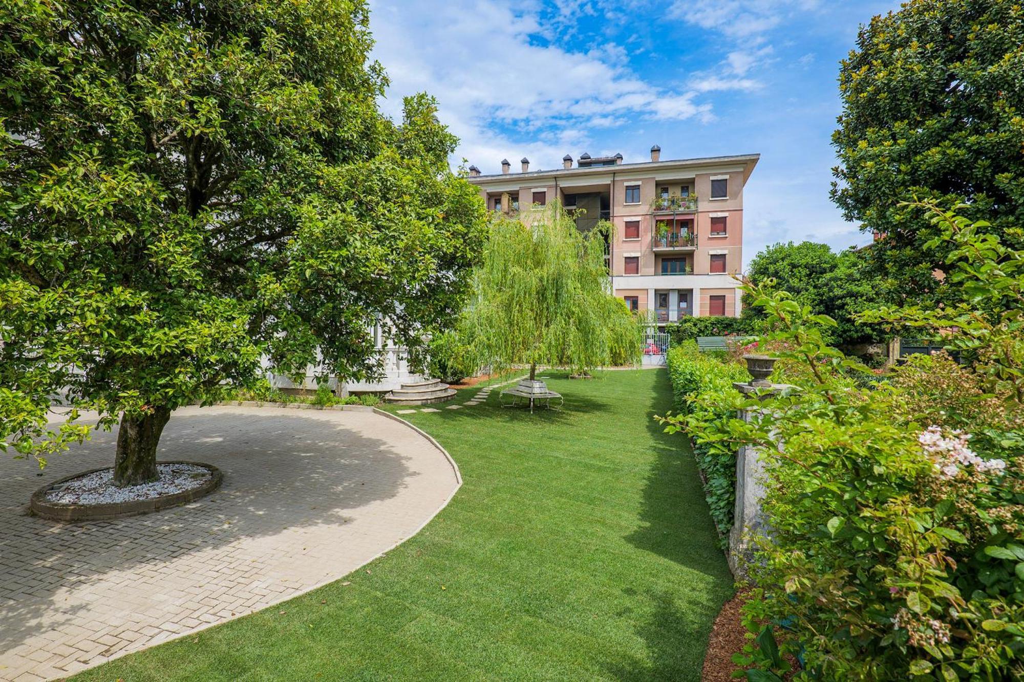 Villa Rachel Intra Exterior photo