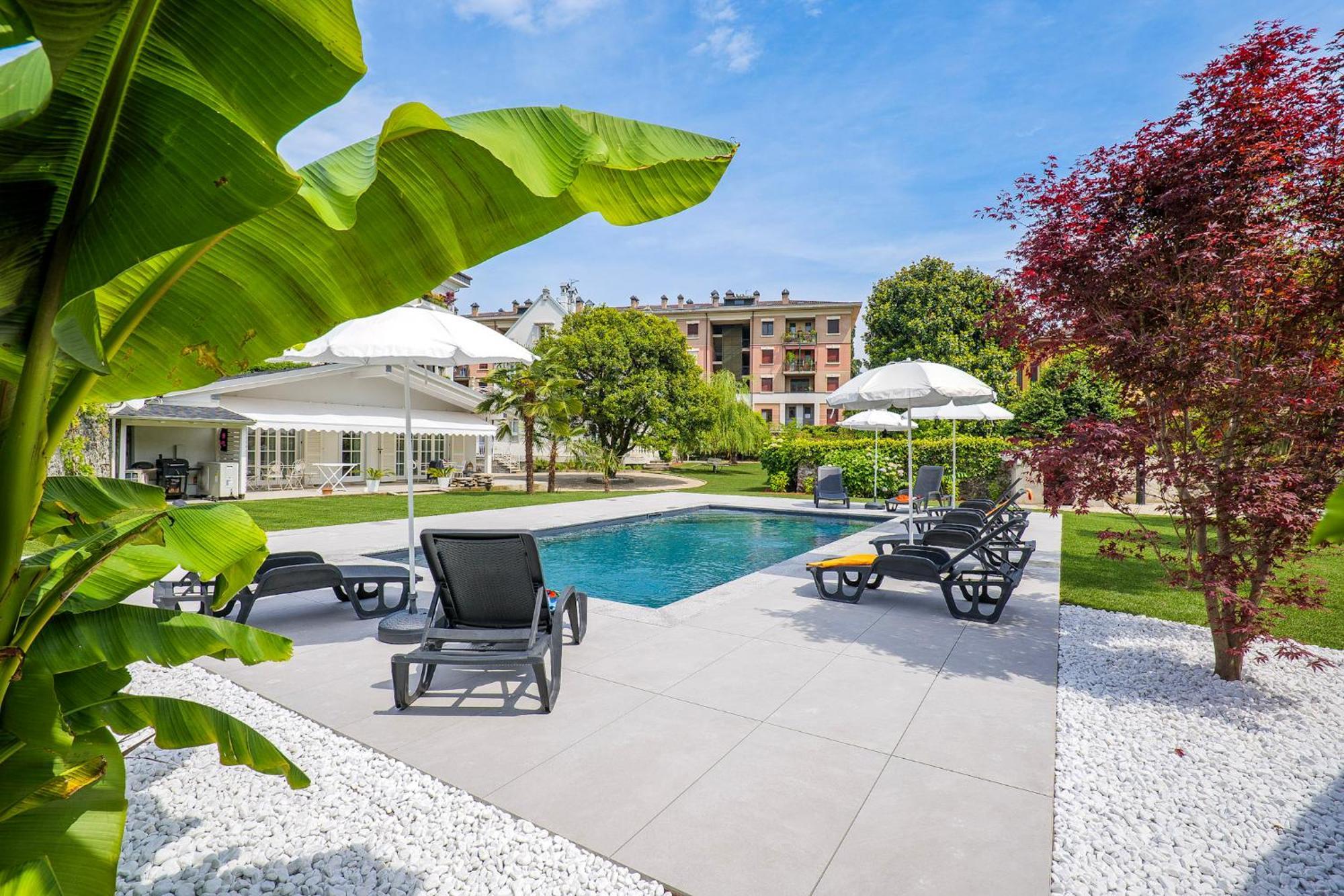 Villa Rachel Intra Exterior photo